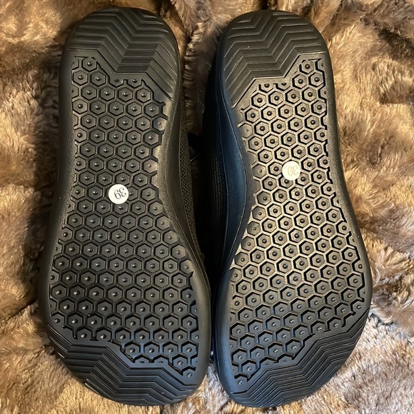 Woman’s Whitin black athletic shoes size 8 W—NWT - Picture 3 of 7